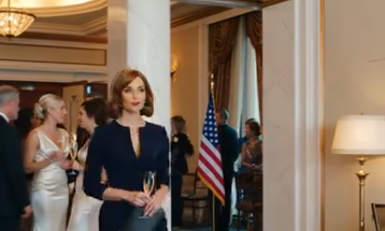 Jeg gikk inn på brorens forlovelsesfest. Bruden hvisket med et hånlig smil: «Den stinkende landjenta er her!» Hun visste ikke at jeg eide hotellet — eller at brudens familie snart skulle lære det på den forbannede måten. – Nyheter