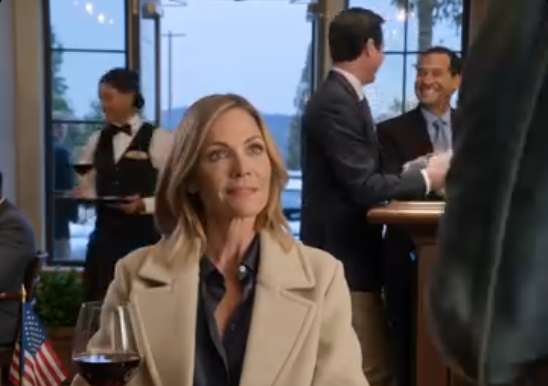 Jeg satt på en kafé med mannen min og broren min da de sto opp for å betale regningen. I det øyeblikket de trådte bort fra bordet, kom en mann jeg aldri hadde sett før, satte en liten trekasse foran meg og sa stille: «Ikke stol på dem. Du kommer til å trenge dette i kveld.” Før jeg rakk å spørre hvem han var eller hva han mente, var han borte. Jeg puttet esken i vesken uten å si et ord og tok den med hjem. Den kvelden, da jeg endelig åpnet den, forsto jeg hvorfor han hadde sett på meg på den måten. – Nyheter