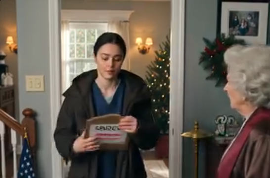 I julen, mens jeg var på jobb, kalte familien min min 10 år gamle datter for en «løgner», hengte et skilt på henne med teksten «Familieskam», og lot henne sitte sulten i hjørnet i flere timer. Jeg gråt ikke. Jeg tok affære. – Nyheter