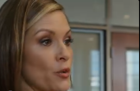 Akkurat den natten bestemoren min døde, skrev foreldrene mine stille om testamentet hennes og delte de 2,3 millionene mellom seg selv og broren min; på opplesningen i Westport smilte moren min til og med foran alle og sa: «Du var aldri den bestemoren elsket mest.» Jeg syntes det var det grusomste med den morgenen—helt til advokaten stoppet og så på den ene konverten ingen hadde rørt.