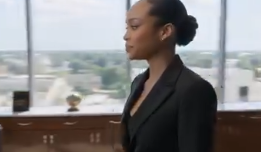 Mannen min visste aldri at jeg var eier av firmaet der faren hans jobbet, så på hver søndagsmiddag behandlet familien meg som den stille kona med en søt liten nettbutikk, helt til faren skjøv en manilakutt over utebordet og ba meg sette huset mitt på spill for «familien». – Nyheter