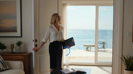 Etter at jeg sluttet i jobben, kjøpte jeg drømmestrandhuset mitt for å nullstille. Den første natten ringte mamma: «Vi flytter inn i morgen. Faren din sa det er greit.” Så la hun til: «Hvis du ikke liker det, kan du bo et annet sted.» Hendene mine ble kalde, men jeg smilte. Jeg hadde en overraskelse klar til deres ankomst… – Nyheter