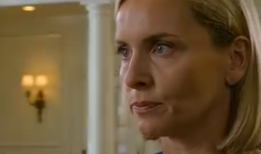 Jeg stolte virkelig på at familien min skulle møte opp den kvelden jeg mottok prisen, så jeg sendte en melding til familiegruppen vår om at jeg ble hedret i Washington den kvelden – men søsteren min avfeide det umiddelbart som «den dumme, meningsløse prisen», pappa støttet henne med en reaksjon, mamma sa at de heller ville sette seg ned til en varm familiemiddag, og jeg svarte med bare ett ord: «Forstått.» Den kvelden, det de så på nasjonal TV… Hele bordet ble målløst. – Nyheter