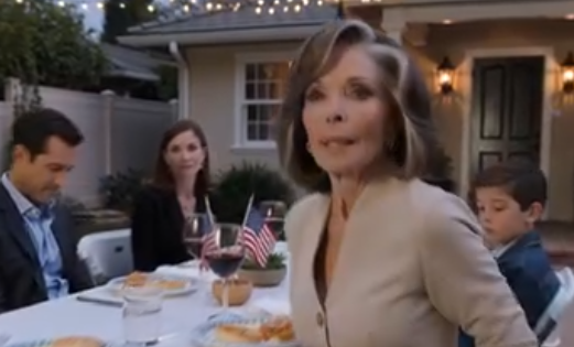 Under middagen blåste barnebarnet mitt røyk i ansiktet mitt og sa: «Pappa sa at du ikke er familie.» Moren hans lo, og sønnen min sa ingenting. Jeg rakte stille etter vesken min og gikk ut. Noen dager senere mottok de et brev som endret alt… – Nyheter