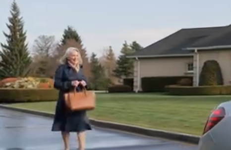 Regnet hadde falt siden før daggry, den typen tynn, jevn novemberduskregn som fikk hele dagen til å føles som om det hadde blitt liggende over natten og blitt mykt i kantene. Jeg sto ved vinduet foran datterens hus og så dråpene velge sine egne krokete stier nedover glasset. Bak meg luktet gjesterommet fortsatt svakt av fersk maling og ny tepperenser. Carol hadde malt den uken før jeg kom.