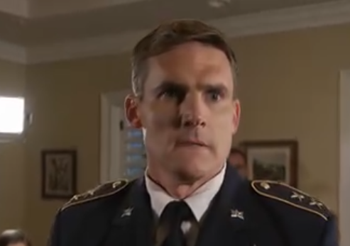 Søsteren min slo til min seks måneder gamle sønn under julemiddagen mens hele familien stirret, og mannen min reiste seg i uniform og sa: «Slå av kameraet.» Tre dager senere, etter at moren min kalte meg dramatisk og søsteren min la ut en falsk «familiehelbredelse»-historie, lyste en melding fra tanten min opp telefonen min: «Dette er ikke første gang, ” Og jeg forsto endelig hvorfor.