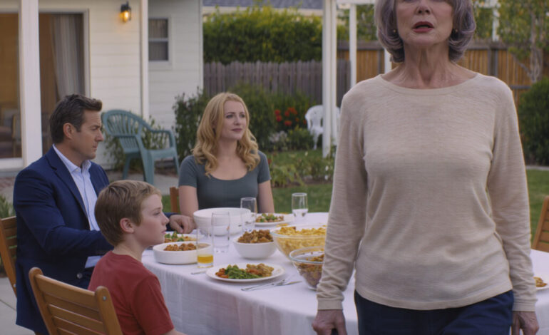 Illallisella pojanpoikani puhalsi savua kasvoilleni ja sanoi: “Isä sanoi, ettet ole perhettä.” Hänen äitinsä nauroi, eikä poikani sanonut mitään. Otin hiljaa laukkuni ja kävelin ulos. Muutamaa päivää myöhemmin he saivat kirjeen, joka muutti kaiken… – Uutiset