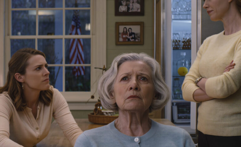 Tyttäreni löysi minut istumasta pimeässä ja kuiskasi: “Äiti, miksi talossa ei ole ruokaa? Etkö saa 10 000 dollaria joka kuukausi?” Miniäni käänsi huulensa heikoksi, kylmäksi hymyksi ja sanoi rauhallisesti: “Minä hallinnoin kaikkia tämän talon rahoja.” Tyttäreni otti hitaasti korvakorunsa pois… ja siinä hetkessä koko huone näytti muuttuvan. – Uutiset