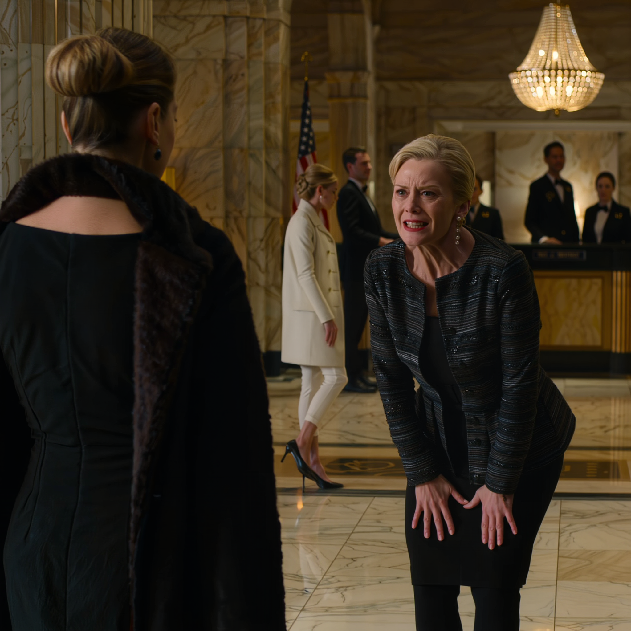 Siskoni esti minua luksushotellin aulassa Rhode Islandilla, äitini kylmästi käski minua olemaan nolaamatta perhettä isäni 70-vuotissyntymäpäiväillallisella, ja vieraat alkoivat jo kääntyä ja katsoa – mutta juuri kun olin aikeissa kävellä pois, mustapukuinen mies astui vastaanotosta luokseni, kutsui minua nimeltäni, ja koko aula hiljeni täysin – Uutiset