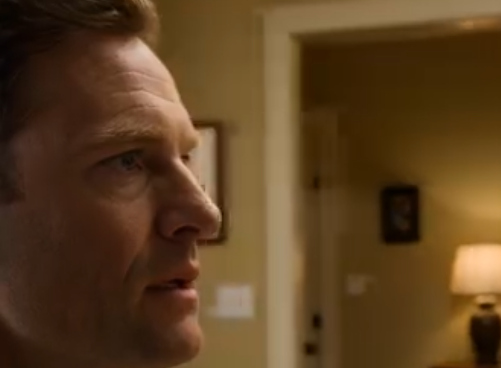 Under middagen i leiligheten ved siden av renseriet spurte sønnen min plutselig: «Pappa, hvorfor bor du fortsatt her? Hva skjedde med huset på Sycamore som jeg pusset opp for deg?” Jeg frøs fordi ingen noen gang hadde gitt meg nøkler, og da han snudde seg for å ringe kona si på bokklubben, var stillheten i den andre enden så lang at hele kjøkkenet forsto at en hemmelighet hadde vært begravd altfor lenge. – Nyheter