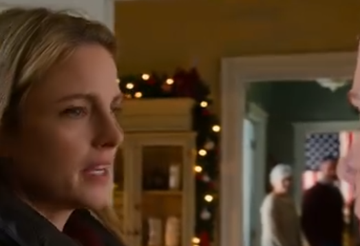 Jeg kom sent til julefesten og frøs utenfor døren da jeg hørte foreldrene mine skåle: «Det er flott at Jenna ikke kom.» Søsteren min la umiddelbart til: «Ingen liker å ha henne her.» Jeg gikk stille tilbake til bilen min, ringte advokaten min – og fra det øyeblikket var julenatten deres ikke lenger fredelig – nyheter