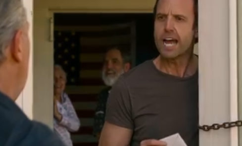 På matbutikken betalte jeg for en fremmeds matvarer. Hun grep håndleddet mitt og hvisket: «Når datteren din henter låsesmeden, ikke la ham røre kjellerdøren.» Jeg ble forvirret, men adlød. Uken etter, da datteren min kom med lastebil, ble jeg sjokkert over det jeg innså…