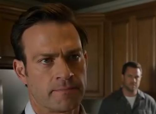 Jeg kom hjem tidlig fordi møtet mitt var avlyst, åpnet døren, og fant stefaren min som knuste mitt spesiallagde kjøkken til 90 000 dollar med en slegge mens søsterens gjeng rev ut skapene som om huset allerede tilhørte dem — og i det øyeblikket jeg stormet inn for å stoppe det i min egen stue, begynte alt å snu i en retning ingen lenger kunne kontrollere… – Nyheter