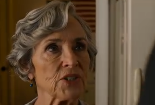 De ba om å få bli i 3 måneder fordi de slet, så gjorde de lesesalen min om til et kontor, garasjen til et snekkerverksted, begynte å kalle meg «Dorothy» inne i mitt eget hjem, og avsluttet med: «Du er bare en gjest her.» Jeg protesterte ikke, jeg gråt ikke, jeg ringte bare stille en megler, fordi noen først innser hvor langt de har kommet når Til salgs-skiltet allerede står i hagen foran. – Nyheter