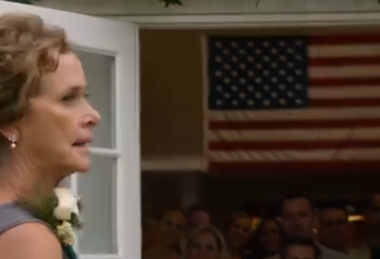 Vi betalte for datterens bryllup i flere måneder, hver kvittering hadde navnet mitt på, men i det øyeblikket vi nådde inngangen, sa hun kaldt: «Du er ikke invitert.» Jeg sto frosset med gaven hennes under alles blikk, så snudde mannen min og jeg, satte oss i bilen, stoppet på en kafé med Wi-Fi, og gjorde én ting som fikk telefonen min til å lyse opp med 32 tapte anrop… – Nyheter