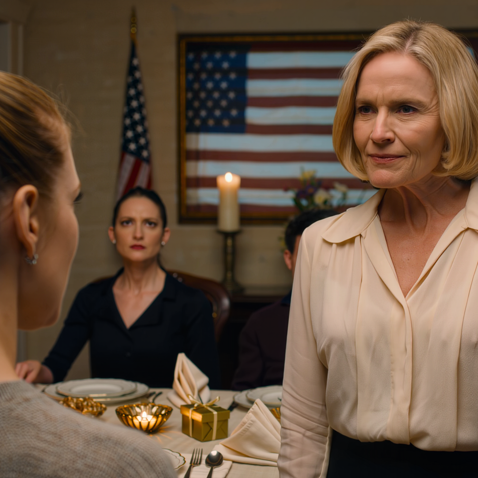 Kiitospäivän iltana Philadelphian esikaupungissa äiti jakoi lahjoja koko pöytäseurueelle, ohitti minut ja sitten pudotti yhden jääkylmän repliikin; tätini nauroi hänen kanssaan, koko perhe nauroi, minä sanoin vain: “Ai, nyt ymmärrän” – ja tasan viikkoa myöhemmin samat ihmiset olivat ovellani jyskyttämässä kovaa ja pyytämässä saada jutella.