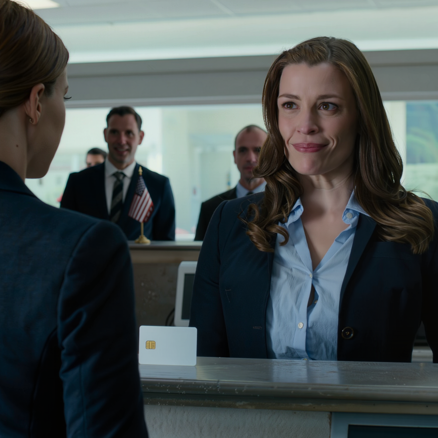 Vanhempieni hautajaisten jälkeen siskoni otti perheen talon haltuunsa, heitti minulle 500 dollarin kortin ikään kuin se olisi “hyväntekeväisyyslahjoitus adoptiolle” ja potki minut ulos lapsuudenkodistani – työnsin sen laatikkoon viideksi vuodeksi, kunnes eräänä päivänä kävelin pankkiin peruuttamaan sen ja kassahenkilö katsoi minua kuin hän tietäisi jotain, mitä koko perhe oli salannut.