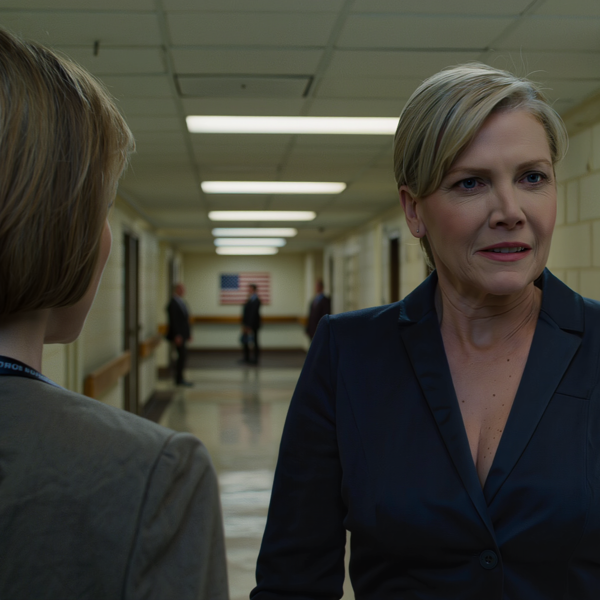 Äitini jätti vastaajaan viestin, joka kuulosti tuomiolta: ”Sinut on erotettu tästä perheestä. Älä ota meihin enää yhteyttä. Tämä perhe menee eteenpäin ilman sinua.” Vastasin yhdellä sanalla – ”Selvä” – ja poistin sitten itseni kaikista tiedostoista, joihin he nojasivat myydäkseen vanhan talonsa lähellä järvenrantaa ja lavastaakseen ”uuden alun”. Alle kaksi päivää myöhemmin puhelimeni oli täynnä 58 vastaamatonta puhelua, ja sitten ilmestyi viesti heidän asianajajaltaan.