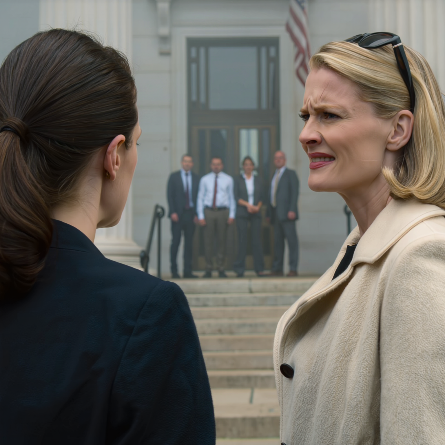 Siskoni laittoi 800 000 dollarin arvoisen Mercer Streetillä sijaitsevan rakennukseni hiljaa huutokauppaan aivan kuin nimeäni ei olisi koskaan ollutkaan kauppakirjassa. Sain tietää siitä vasta, kun piirikunnan verottajalta saamassani sähköpostissa luki ”MYYTY”. Siihen mennessä, kun pääsin oikeustalon portaille, hän seisoi jo siinä hymyillen odottaen rahoja käsiinsä – kunnes ostaja astui esiin ja esitti kysymyksen, joka sai yleisön hiljentymään.