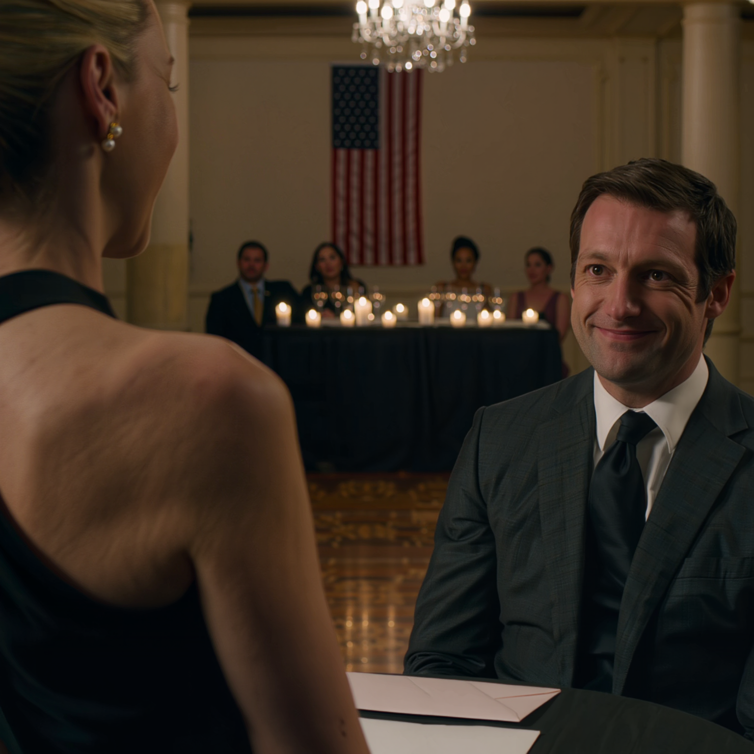 På sykehusgallaen jeg brukte 14 søvnløse måneder på å bygge blant Charlottes velstående elite, tok mannen min med seg en blond kvinne som om hun var den ekte kveldsdamen, og diamantanhenget moren min hadde etterlatt meg satt på halsen hennes — jeg gikk rett bort, tok det av, og det jeg sa etterpå frøs smilet hans. – Nyheter