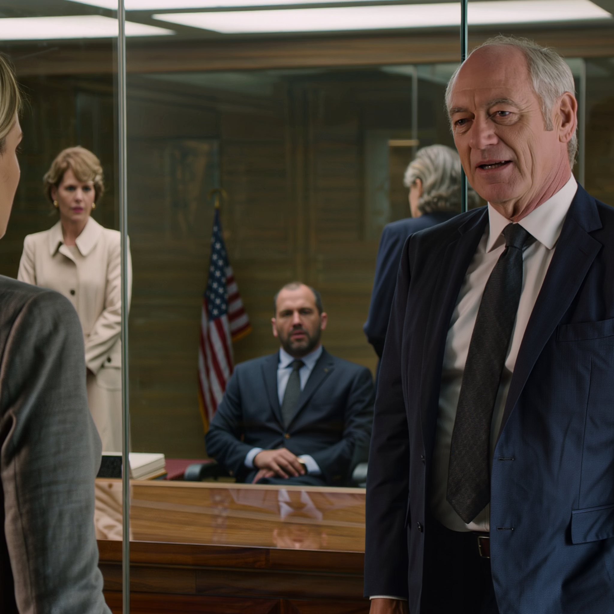 I det øyeblikket jeg åpnet bankappen min, ble jeg nummen da jeg så den røde linjen som sa «begrenset sperring»; advokatfirmaets lønnsslipp var frosset samme morgen som lønningene skulle sendes ut. Jeg gikk inn i filialen i sentrum, og foreldrene mine var allerede der med sjefen, rolige som alltid, og sa: «Familien først – du vil takke oss senere.» Jeg kranglet ikke. Jeg spurte bare én ting: «Hvem initierte lønnsendringen?» Og det neste klikket fikk hele glasskontoret til å bli stille …