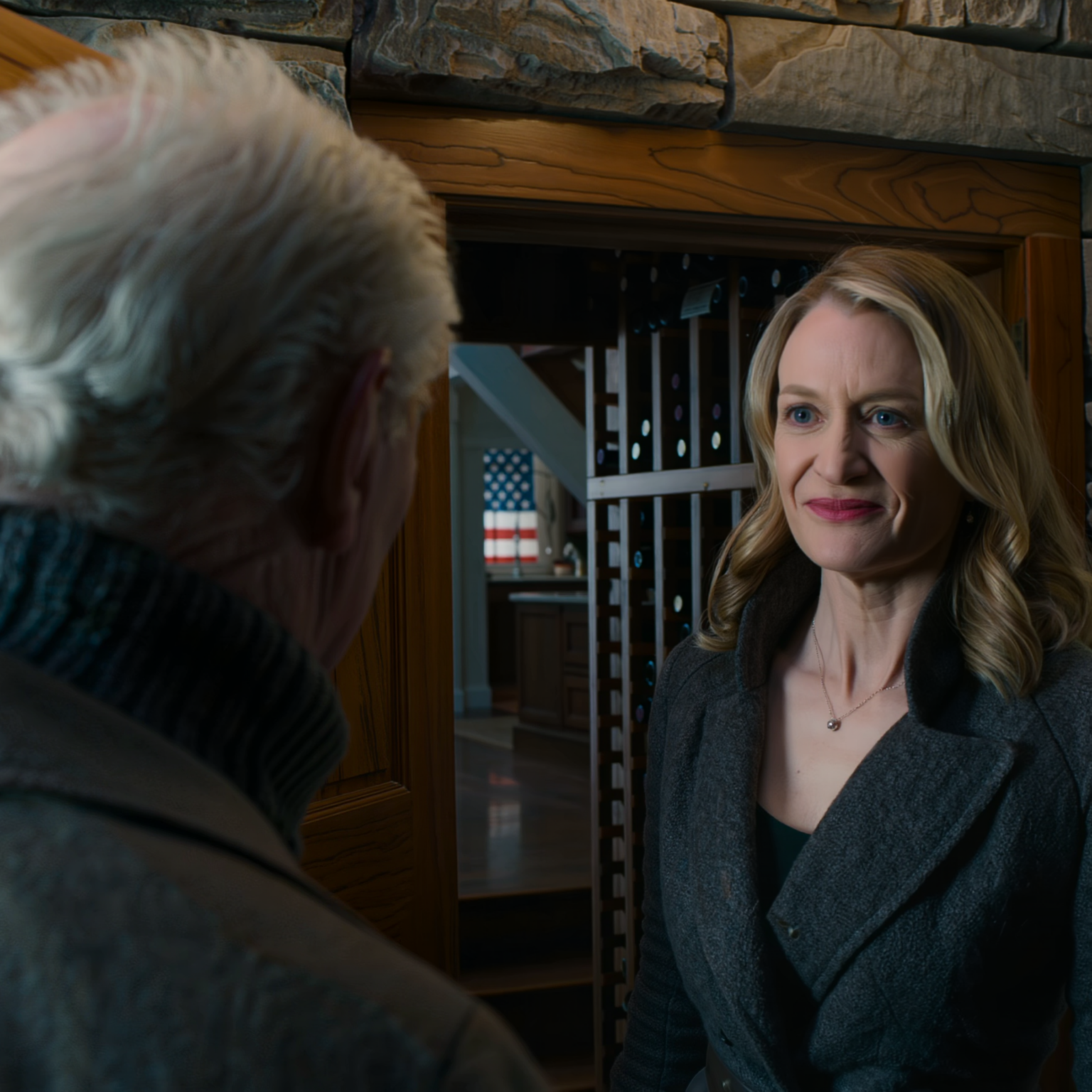 Tyttäreni ja hänen miehensä lukitsivat vaimoni ja minut viinikellariin Connecticutissa sijaitsevassa talossani, jonka rakensin omin käsin lähes 40 vuotta sitten. Vaimoni vapisi pelosta, ja minä vain nojauduin lähemmäs ja kuiskasin: “Hiljaisuus…” – koska aivan kylmän kivimuurin takana oli salaisuus, jonka he luulivat minun vievän hautaan – Uutiset