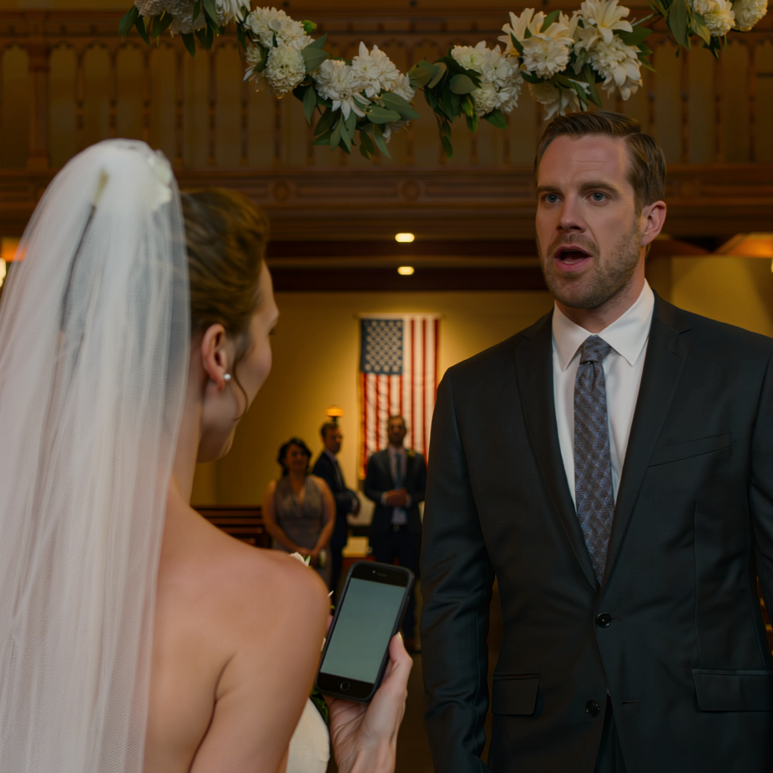 Hääpäivänäni pomon poika heitti minulle irtisanomisviestin ja kutsui sitä “häältä lahjaksi” – luulin hänen juuri pilanneen elämäni kauneimman päivän, kunnes uusi aviomieheni hymyili näytölle ja kolme tuntia myöhemmin puhelimeni tukkeutui 108 vastaamattomasta puhelusta. – Uutiset