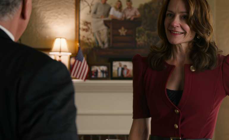 Miniäni heitti meitä kohti täyden lasillisen punaviiniä keskellä pääsiäislounasta ja huusi “te kaksi olette itsekkäitä”. Mieheni pyyhki tahran rauhallisesti, hymyili ja sanoi “vaihe yksi on valmis”. Juuri sillä hetkellä tajusin, että hän oli hiljaa valmistellut suunnitelmaa, josta poikamme ja miniämme eivät tienneet mitään – Uutiset