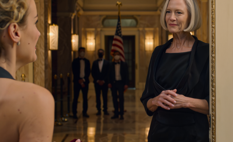 Maksoin vanhempieni 50-vuotishäistä luksushotellissa Manhattanilla. Turvamiehet heittivät minut ulos ja haukkuivat minua “kerjäläiseksi”. Kymmenen vuoden ajan olin heidän henkilökohtainen pankkiautomaattinsa. En huutanut. Tein laskelmat. Kaksi viikkoa myöhemmin HEIDÄN elämänsä alkoivat hajota… – Uutiset