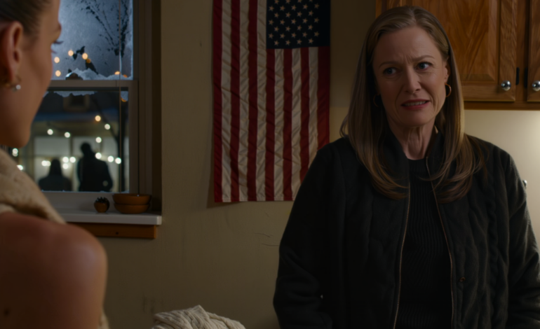 Äitini jätti vastaajaan viestin, jossa luki: “Olemme kaikki samaa mieltä – et ole tervetullut jouluna.” En itkenyt tai anellut. Jäädytin kaikki tilit – 1 420 dollarin asuntolainan, sähkön, kaasun, jopa 5 000 dollarin pitopalvelun. Jouluaattona heidän talonsa pimeni, kortit hylättiin, vieraat kävelivät ulos. Keskipäivään mennessä puhelimeni syttyi… paniikkipuheluiden saattelemana. – Uutiset