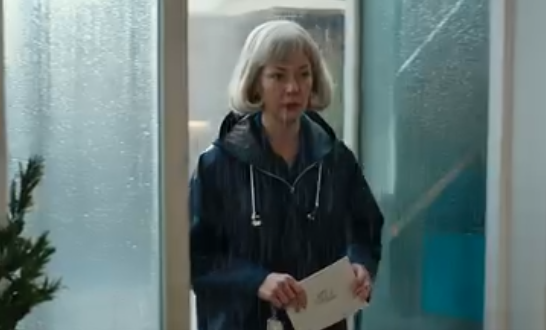 Jeg kjørte seks timer gjennom en stor storm for å feire sønnens bursdag. Jeg bar på gaver for 80 000 dollar. Jeg sto rett utenfor døren og hørte stemmen til svigerdatteren min høres: ‘Det ville vært enda bedre om hun ikke dukker opp i kveld—da blir strandhuset mitt, og min elskedes.’ Sønnen min lo sammen med henne. Jeg dro uten et ord. Og en måned senere, deres “perfekte” liv… – Nyheter