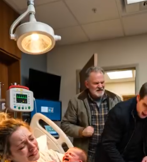 Jeg hadde nettopp født datteren min da mannen min lente seg over sykehussengen min, slo meg og hvisket: «Nå er du bare en hjelpeløs kvinne.» Jeg var for svak til å kjempe imot, for sjokkert til å snakke—helt til døren smalt opp og farens stemme skar gjennom rommet: «Du skulle aldri ha rørt henne.» I det øyeblikket endret alt seg… Og mannen min innså at han nettopp hadde ødelagt sitt eget liv. – Sanne historier