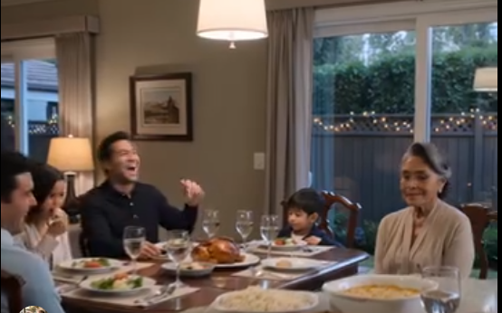 Svigersønnen min kalte meg en ubrukelig gammel dame under søndagsmiddagen, og hele bordet lo. Jeg la fra meg gaffelen, tørket munnen og sa: «Unnskyld meg,» som om ingenting hadde skjedd. Ingen la merke til ansiktet mitt. Ingen forsto hva den stillheten betydde. Men senere den kvelden, sittende alene på soverommet mitt med en gammel mappe i fanget og bankens nummer på skjermen, tok jeg en stille beslutning Javier aldri hadde sett komme. – Nyheter