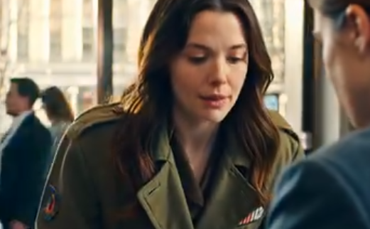 Om natten, når lysene slukket og brakkene ble stille, stakk jeg noen ganger hånden i duffelbagen min og berørte kanten av det gamle debetkortet.