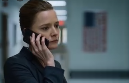 Stående i en sykehusgang klokken 18:12 hørte jeg på en talemelding fra moren min: «Du er avskåret fra familien, ikke kontakt oss igjen, vi går videre uten deg.» Jeg svarte bare «Ok», og neste morgen var tilgangen låst, nedleggelsen av rekkehuset ved innsjøen begynte å falle fra hverandre, 58 tapte anrop strømmet inn, og så sendte familieadvokaten en melding: «Vi har et veldig alvorlig problem.» – Nyheter