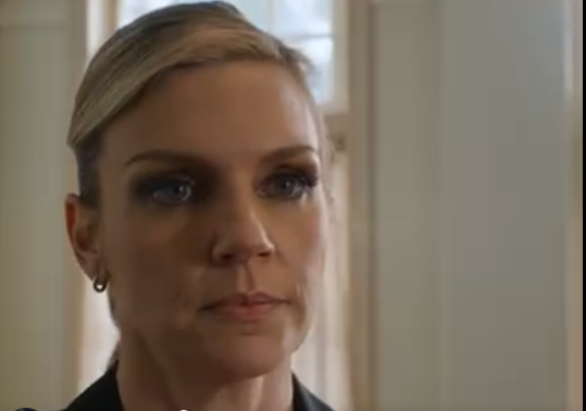 Kvelden før mammas begravelse tok advokaten hennes meg til side og sa: «Faren din har løyet for deg hele livet. Det finnes et annet testamente—og hvis han finner ut av det, vet du, er du i fare.” Han ga meg en nøkkel til et lagerrom… det jeg fant inni forklarte alt. – Nyheter