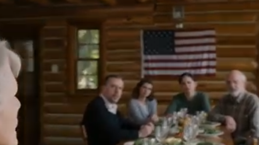 På morsdagen gjorde datteren min hyttesamlingen vår om til en offentlig rettssak: hun leste opp en seddel på 500 000 dollar høyt foran 40 slektninger, kalte det «kostnaden for å ta vare på noen ubrukelige» — jeg lot henne fullføre forestillingen, la en gammel mappe på bordet, og det var i det øyeblikket noen ansikter i rommet skiftet farge fordi de visste at det var noe der ingen kom til å forklare bort. – Nyheter