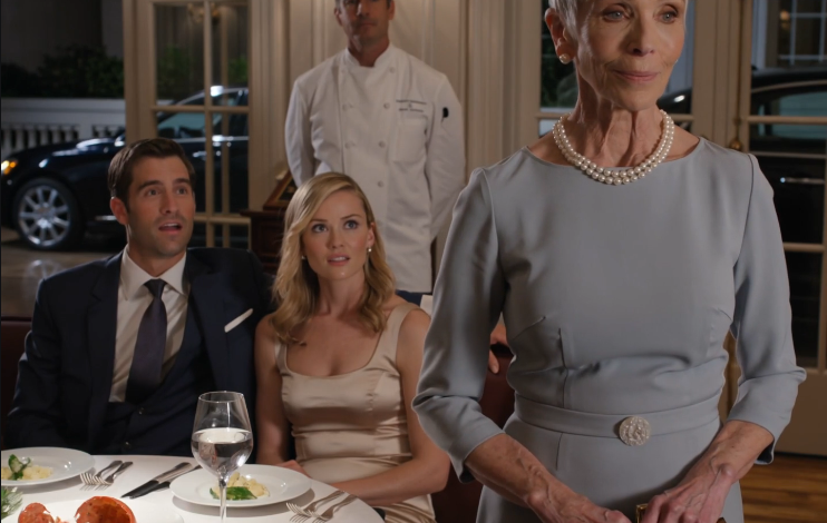 ”Emme tehneet ylimääräistä lautasta”, miniäni sanoi ja liu’utti lasillisen vettä minua kohti, kun hänen perheensä söi hummeria ja voideltuja sämpylöitä ruokasalin lämpimien valojen alla. Poikani tuskin nosti katsettaan ennen kuin lisäsi: ”Sinun pitäisi tietää paikkasi, äiti.” Hymyilin, taittelin lautasliinani ja sanoin: ”Tiedoksi.” Muutamaa minuuttia myöhemmin etuovi avautui ja kokki, jota he olivat odottaneet, astui sisään ja kysyi minua nimeltä. – Uutiset