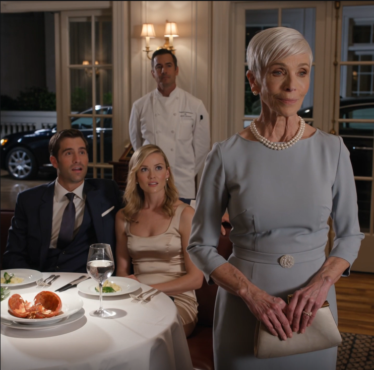 ”Emme tehneet ylimääräistä lautasta”, miniäni sanoi ja liu’utti lasillisen vettä minua kohti, kun hänen perheensä söi hummeria ja voideltuja sämpylöitä ruokasalin lämpimien valojen alla. Poikani tuskin nosti katsettaan ennen kuin lisäsi: ”Sinun pitäisi tietää paikkasi, äiti.” Hymyilin, taittelin lautasliinani ja sanoin: ”Tiedoksi.” Muutamaa minuuttia myöhemmin etuovi avautui ja kokki, jota he olivat odottaneet, astui sisään ja kysyi minua nimeltä. – Uutiset