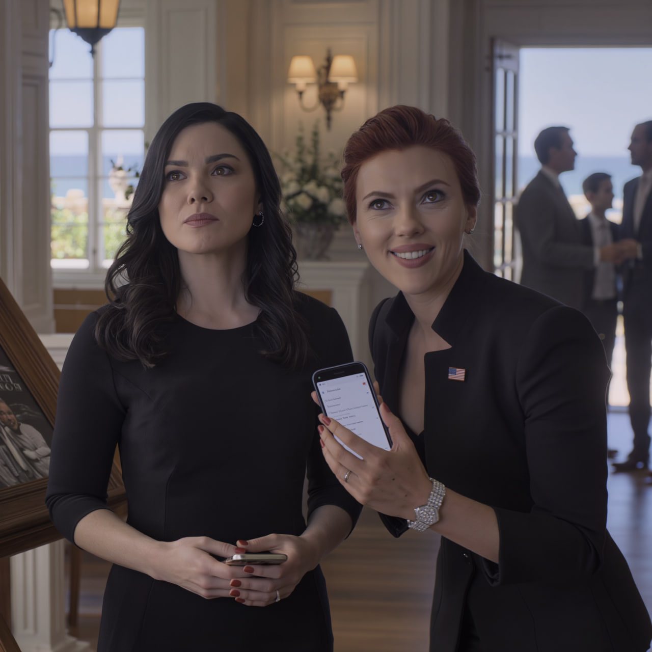 Siskoni pilkkasi halpaa hautajaispukuani kaikkien edessä ja haukkui minua perheen epäonnistujaksi. Hän ei tiennyt, ettei puku ollut ollenkaan halpa, että siinä oleva merkki oli minun, ja että hän oli työskennellyt vuosia mallina yritykselle, jonka salaa omistan. Siihen mennessä, kun lähdimme kirkosta, hänen seuraava sopimuksensa oli peruttu. Näin poistin ne kaikki. – Uutiset