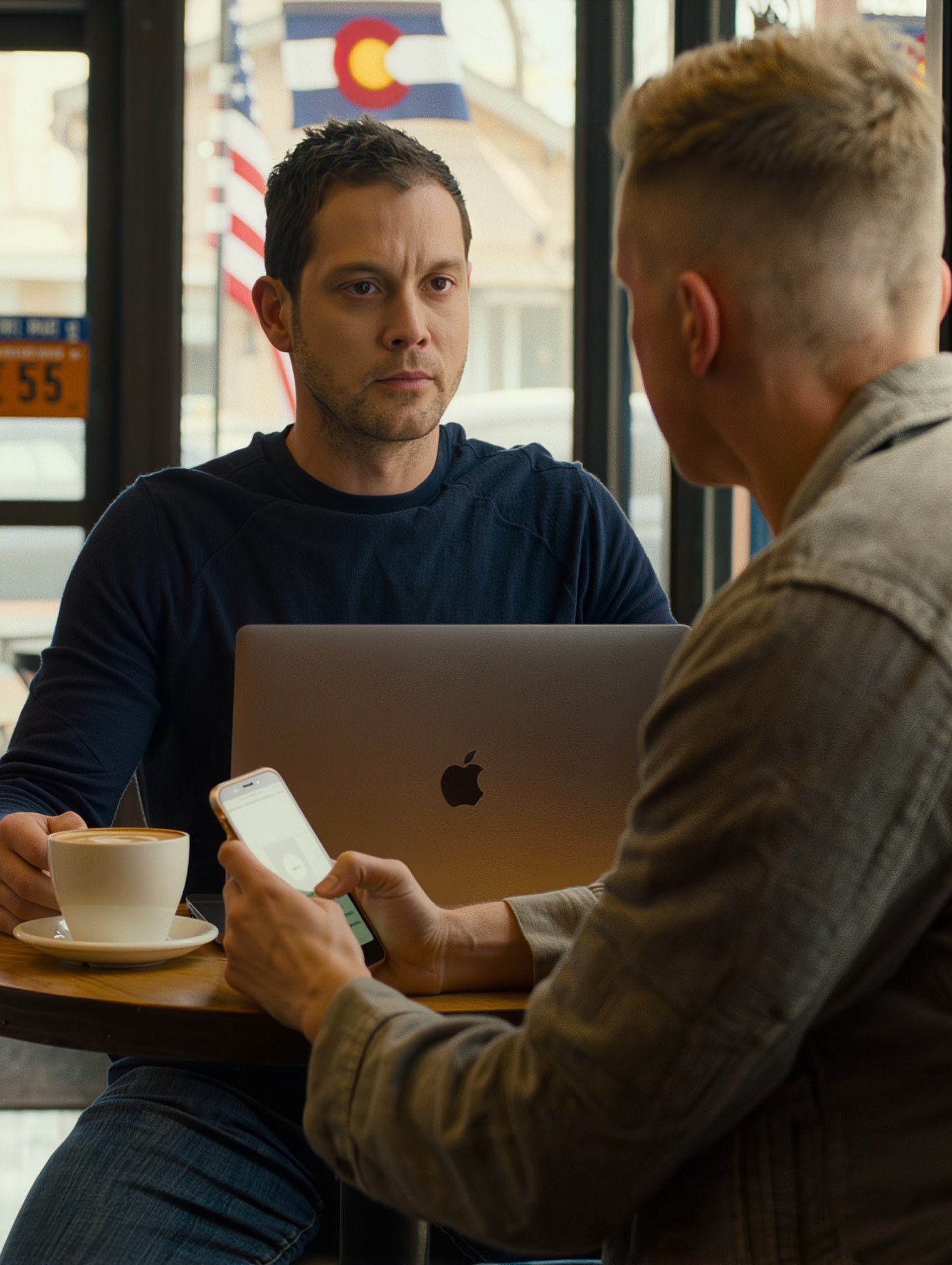 ”Perhe auttaa perhettä”, äitini sanoi sunnuntailounaalla – juuri ennen kuin veljeni pyysi 25 000 dollaria kuin vaihtorahaa kymmenen vuoden ”pienten palvelusten” jälkeen, joiden yhteissumma oli 60 000 dollaria. Kun lopulta sanoin ”ei”, anteeksipyynnöt muuttuivat vaatimuksiksi ja puhelut metsästykseksi. Kaksi viikkoa myöhemmin taloni oli tyhjä, numeroni oli uusi, eikä Denver tiennyt nimeäni… kunnes yksi viesti löysi minut. – Uutiset