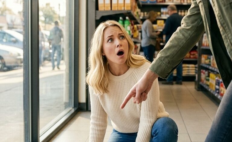 ”Ruokakaupassa tunsin jonkun tarkkailevan minua. Muukalainen astui lähemmäs ja sanoi: ’Muistutat minua eräästä ihmisestä, jonka tunsin ennen.’ Yritin olla välittämättä hänestä, mutta hän sanoi: ’Rakas sisareni katosi vuosia sitten’, hän kuiskasi. Kysyin yrittäen pitää ääneni vakaana: ’Kuka hän oli?’ Hänen silmänsä kapenivat. ’Olet.’ Käteni kylmenivät ja ostoskassini lipesi otteestani.” – Royals