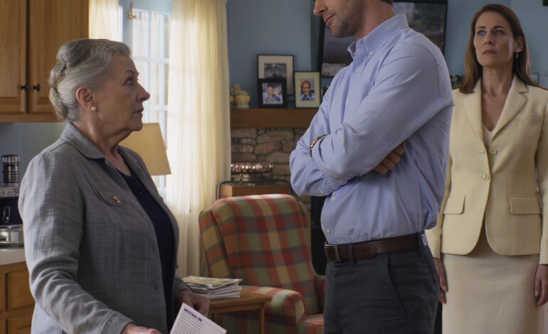 ”’Jos et maksa vuokraa perjantaihin mennessä, et asu täällä enää’, poikani sanoi samassa olohuoneessa, jossa kerran keinutin hänet uneen – avasin siis alimman laatikon, vedin esiin alkuperäisen asunto-osakkeen ja tajusin, että pieni sininen talo, jonka hän uhkasi viedä, ei ollut koskaan oikeasti ollut hänen… ja se, mitä asianajaja löysi seuraavana aamuna, sai hänen kasvonsa kalpenemaan.” – Uutiset