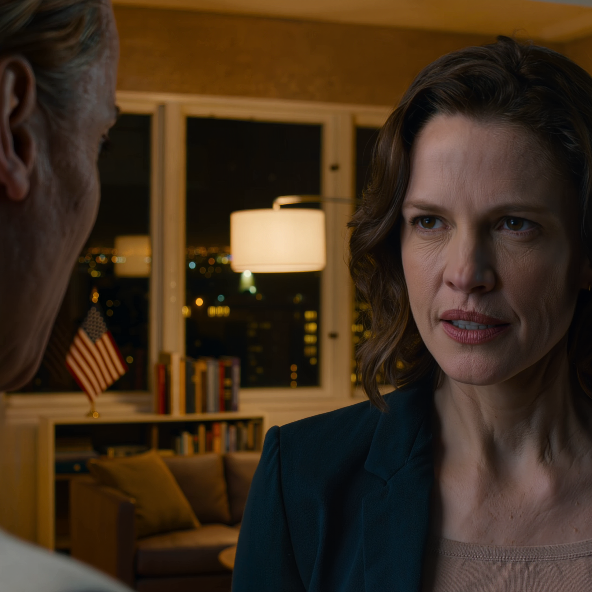 Siskoni sanoi ruokapöydässä: ”Olit vain virhe, joka meidät pakotettiin pitämään”, ja vanhempani sanoivat hänen olevan oikeassa – lähdin hiljaa pois heidän nauttiessaan ”täydellisestä perhetapaamisestaan” ilman minua; sitten sinä iltana sain 17 vastaamatonta puhelua siskoltani, jonka ääni vapisi ja joka aneli: ”Camille, soita minulle takaisin… kyse on talosta.”