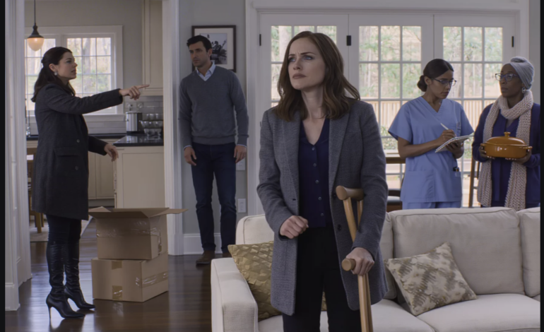 ”Etsi muu paikka, jossa kuolla.” Siskoni sanoi sen kolme päivää vanhempiemme hautajaisten jälkeen seisten oviaukossa muuttolaatikoiden kanssa, kun minä pidin itseäni pystyssä kepin avulla talossa, jonka suojelemisessa olin ollut mukana kaksi vuotta. Mutta kun löysin isäni käsin kirjoittaman viestin vanhan asianajajan käyntikortin kääntöpuolelta, tajusin, ettei hän yrittänyt haudata minua heidän kanssaan. Hän yritti vain sanoa minulle jotain. – Uutiset