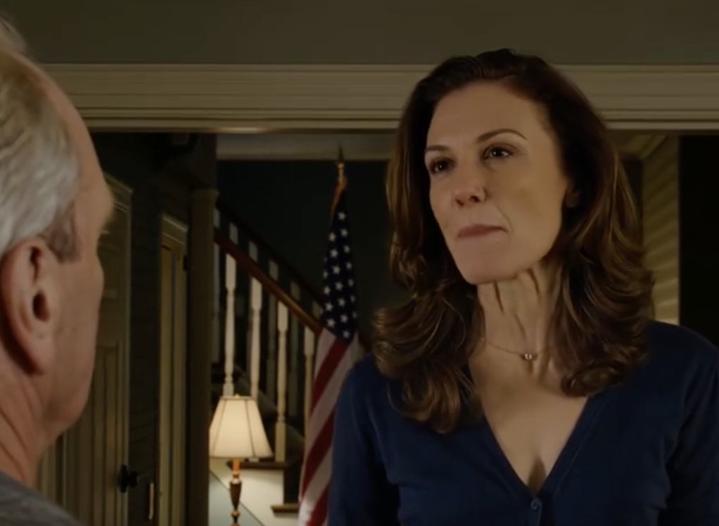 Mój syn zepchnął mnie ze schodów piwnicy w Cleveland i odszedł, jakby nic się nie stało, podczas gdy moja synowa tylko się roześmiała i powiedziała coś, co zmroziło mi krew w żyłach. W ciemności nie krzyczałam, nie waliłam w drzwi, po prostu drżącą ręką zadzwoniłam i powiedziałam dokładnie trzy słowa mężczyźnie o imieniu Marcus. Od tego momentu każdy ich plan przejęcia mojego domu zaczął się sypać.