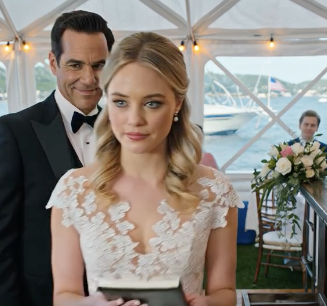 Na moim ślubie dziadek wsunął mi do ręki starą książeczkę oszczędnościową. Tata ją zobaczył, uśmiechnął się złośliwie i wrzucił ją prosto do wiaderka z lodem. „Ta książeczka to szmelc” – powiedział. Nie protestowałem. Po prostu wyszedłem. A potem i tak poszedłem do banku. Kasjerka spojrzała na mnie i zbladła, ściszając głos: „Proszę pani… proszę nie wychodzić”.