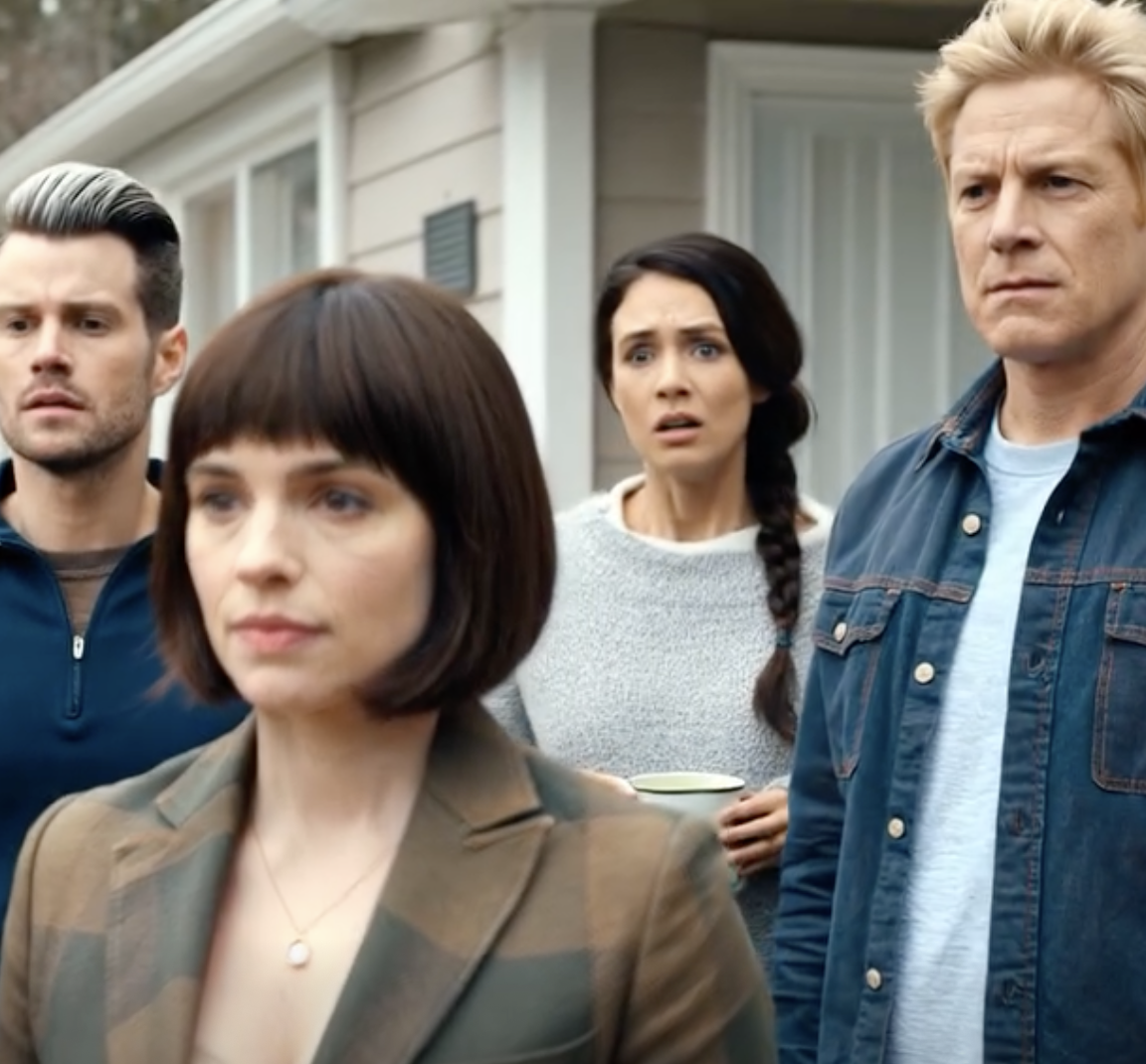 Kiedy stacjonowałem na Okinawie, mój tata sprzedał mój dom, żeby wyciągnąć z tarapatów mojego „niezdarnego” brata. Kiedy wróciłem do domu, stali na ganku i śmiali się: „Teraz nawet nie masz dokąd wrócić”. Uśmiechnąłem się tylko. „Co cię tak śmieszy?” – warknęli. Powiedziałem: „Bo dom, który sprzedałeś… tak naprawdę był…”