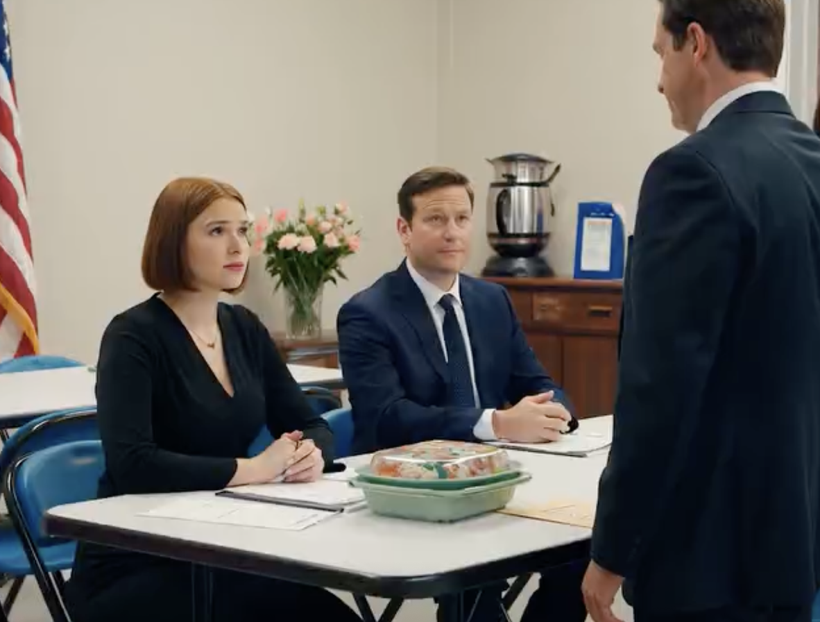 Mój mąż przyniósł papiery rozwodowe na pogrzeb mojego taty – kazał mi je podpisać w sali weselnej – i powiedział: „Twój tata chciałby, żebyś postąpiła właściwie”. Podpisałam… A on wyszedł ze swoją dziewczyną. Dwa dni później dowiedział się, co jeszcze podpisałam tego samego dnia.