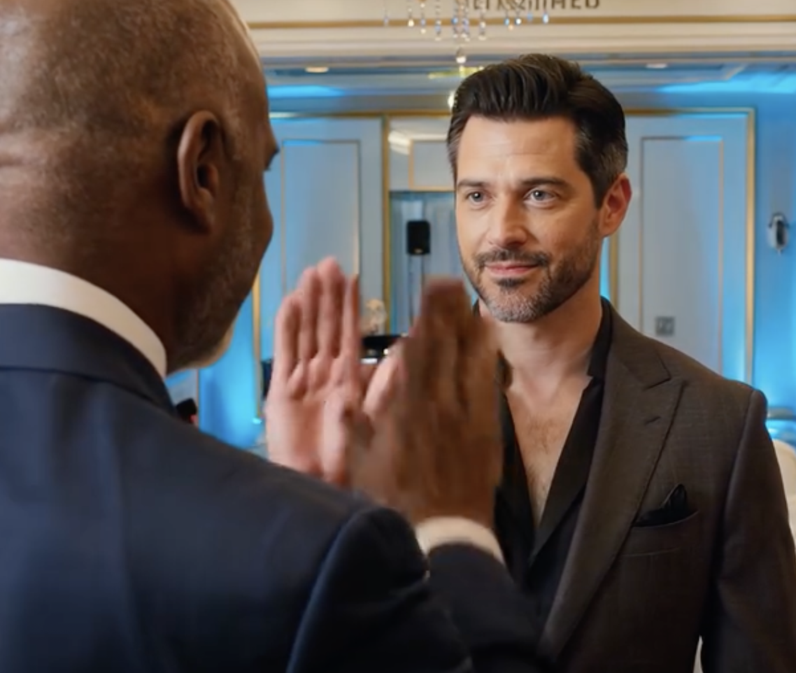 Na ślubie mojej córki jej narzeczony przedstawił mnie swojemu szefowi tonem, który wydawał się otwarcie lekceważący: „To ojciec panny młodej – ten, który jest obecnie bezrobotny”. Szef spojrzał na mnie przez kilka sekund, uśmiechnął się uprzejmie, po czym zwrócił się do pana młodego i powiedział bez ogródek: „Jesteś zwolniony”.